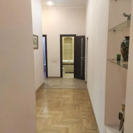 Lägenhet 3-кімнатні в центрі, метро театральна *